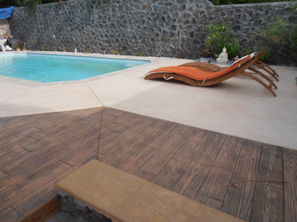 tour de piscine en béton imprimé